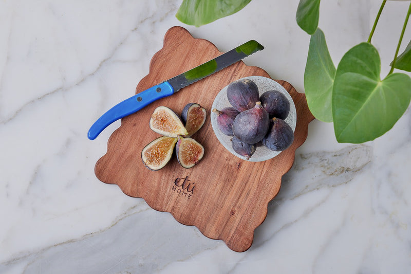 Small Square Scalloped Cutting Board with Spreader (disco)